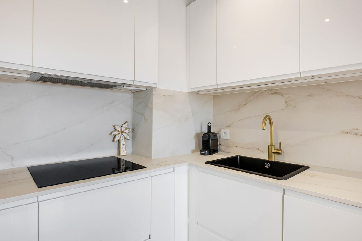 1 Bedroom Apartment in Estepona - Photo 5