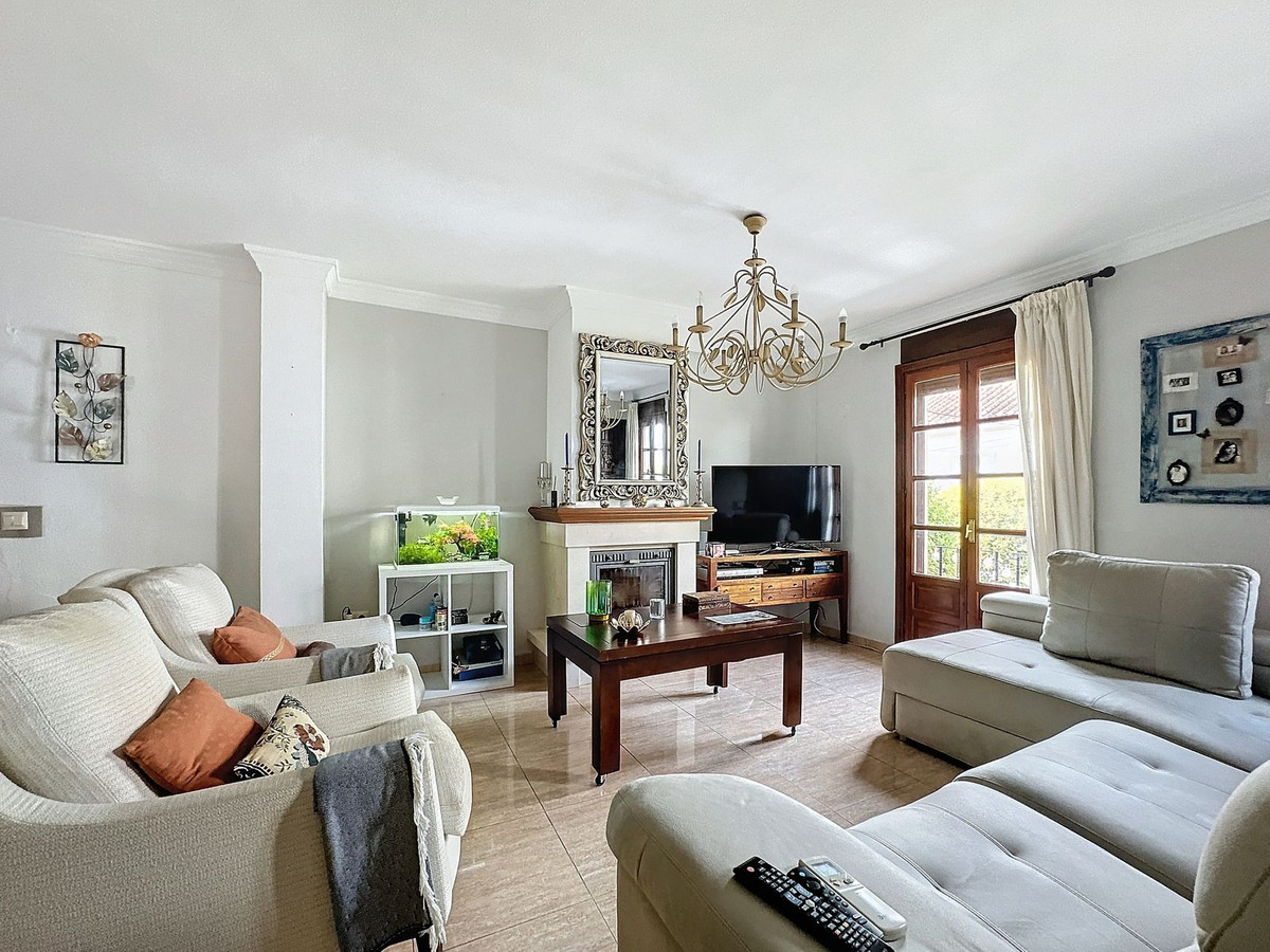 5 Bedroom Villa in Estepona - Photo 2