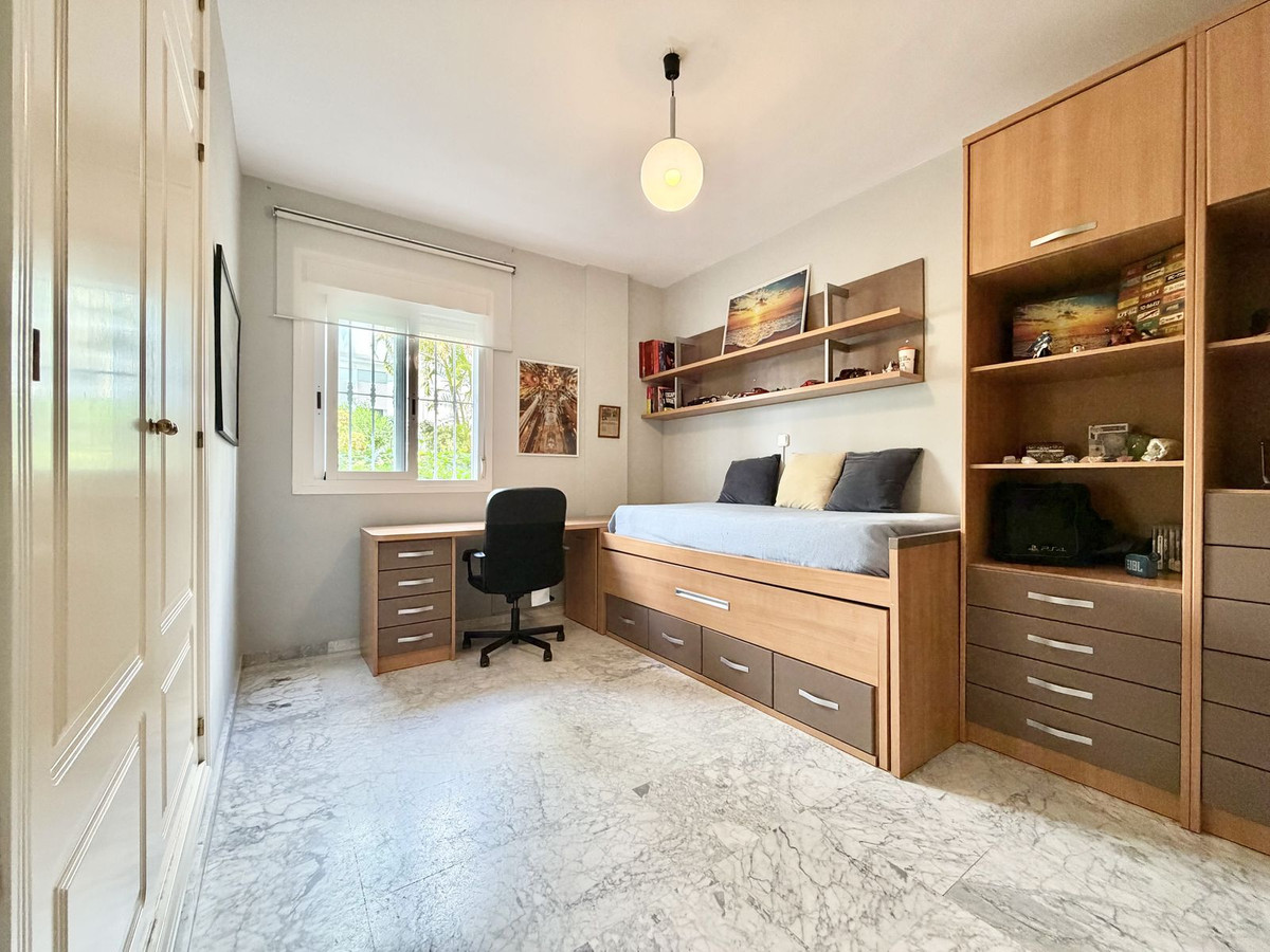 4 Bedroom Apartment in Marbella - Photo 21