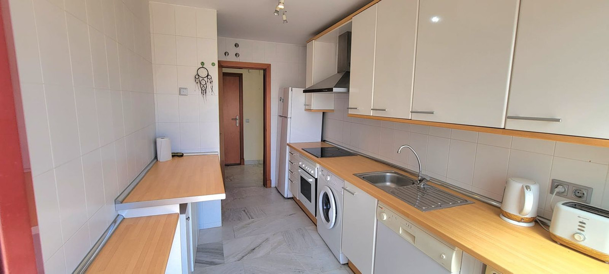 1 Bedroom Apartment in Benahavís - Photo 9