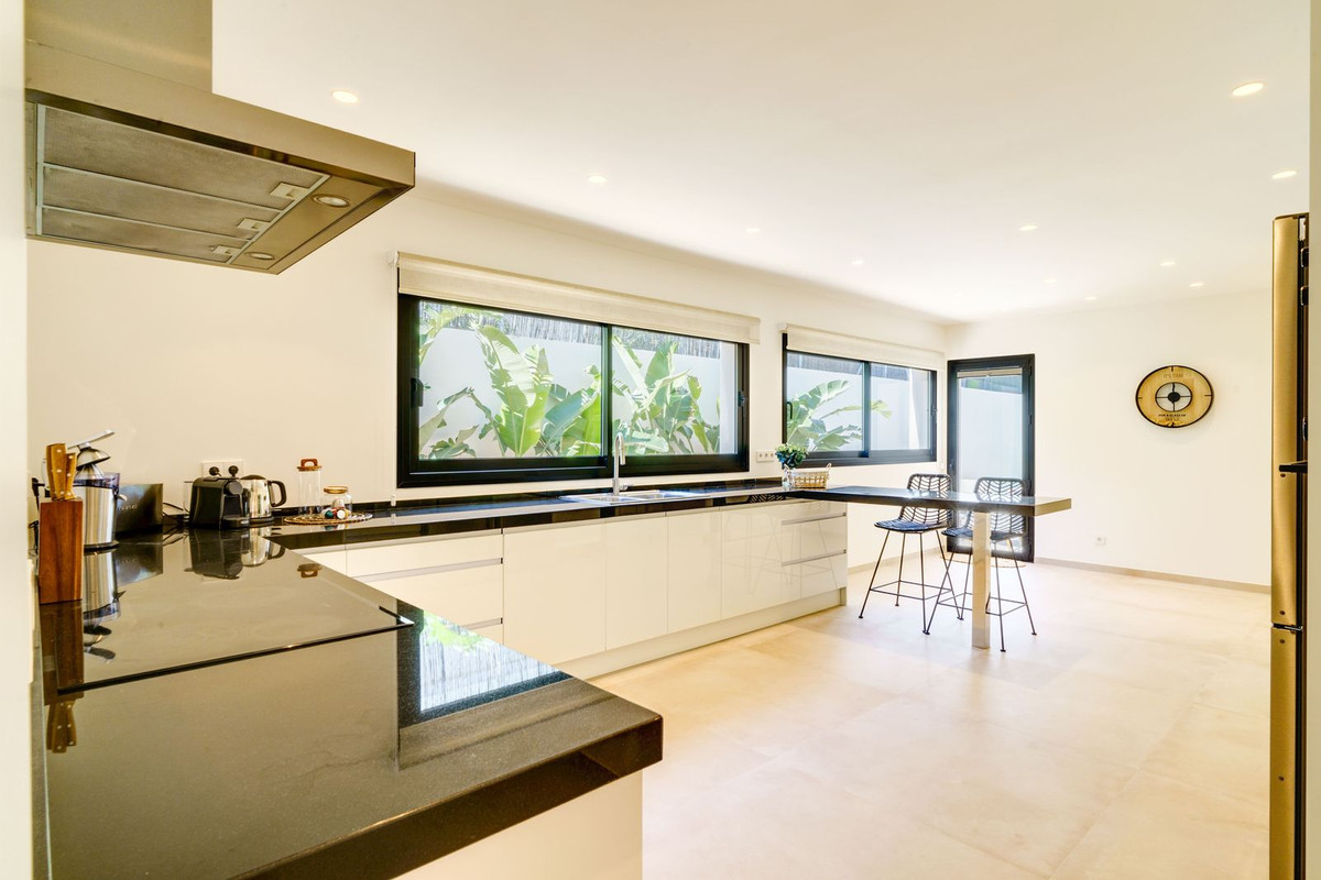 6 Bedroom Villa in Marbella - Photo 28