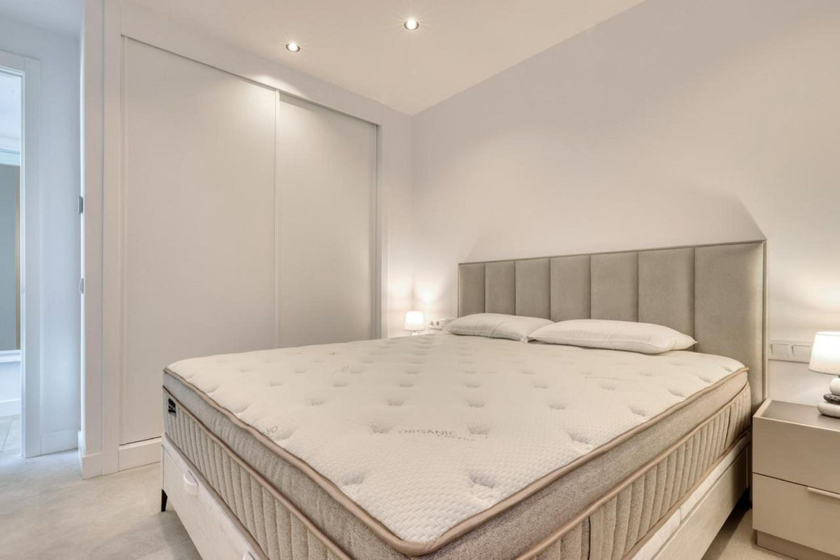 3 Bedroom Penthouse in Estepona - Photo 28