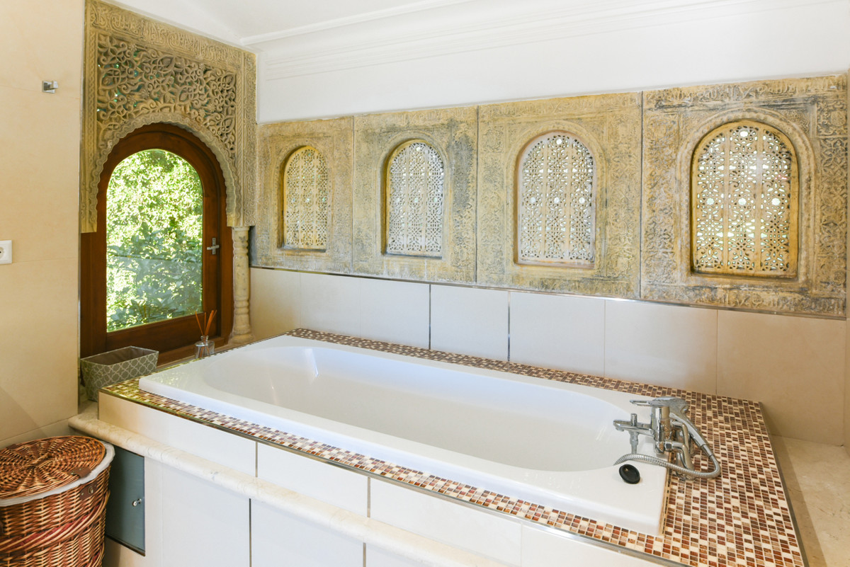 5 Bedroom Villa in Marbella - Photo 29