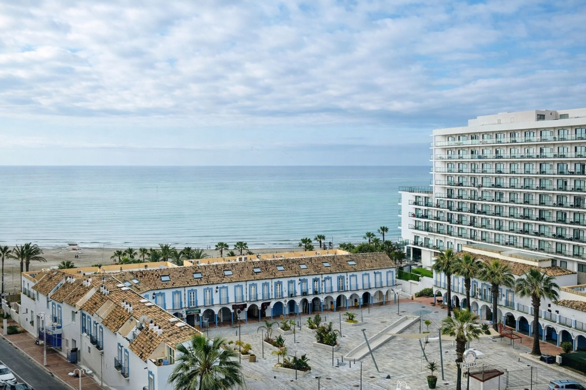 2 Bedroom Apartment in Benalmádena - Photo 2