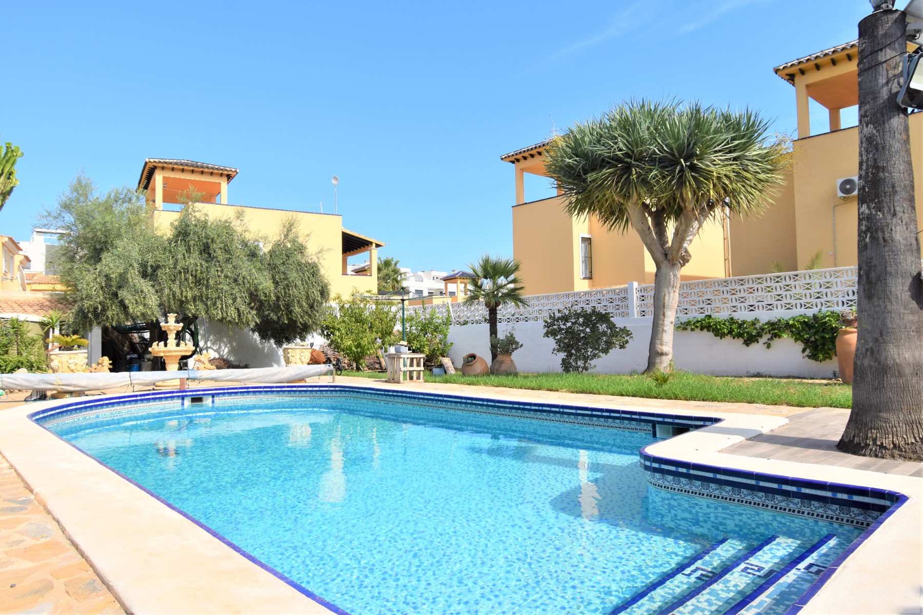 Moradia com 4 quartos com piscina em Alicante, Espanha – Foto 2