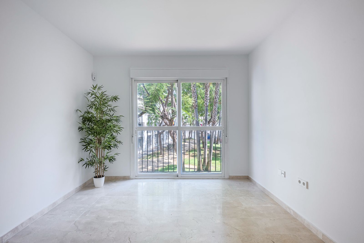 2 Bedroom Apartment in Estepona - Photo 6