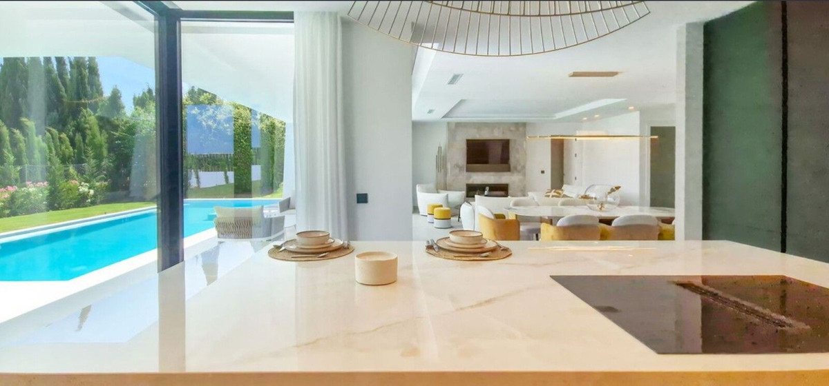 4 Bedroom Villa in Estepona - Photo 13