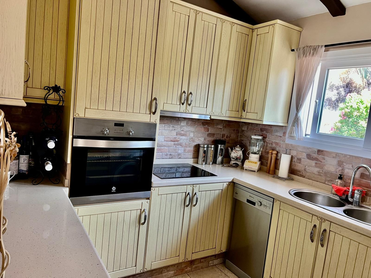 3 Bedroom Townhouse in Estepona - Photo 7