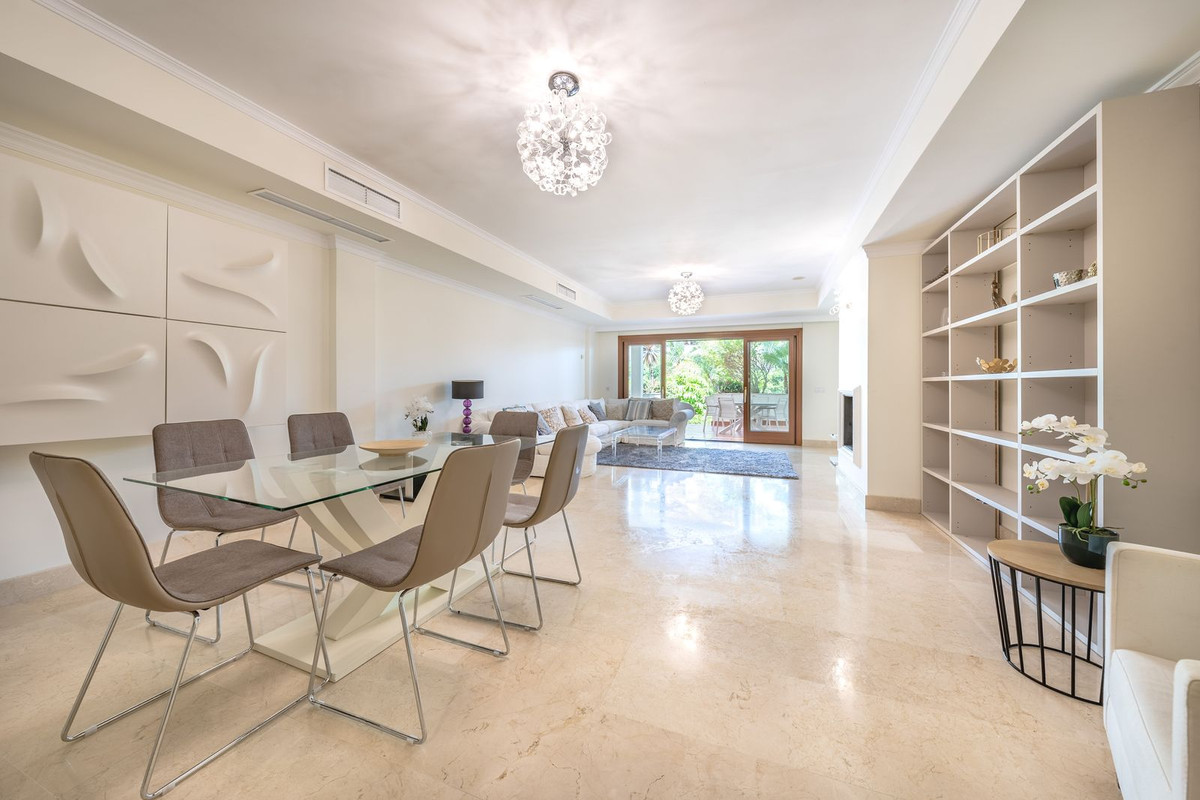 2 Bedroom Apartment in Marbella - Photo 4