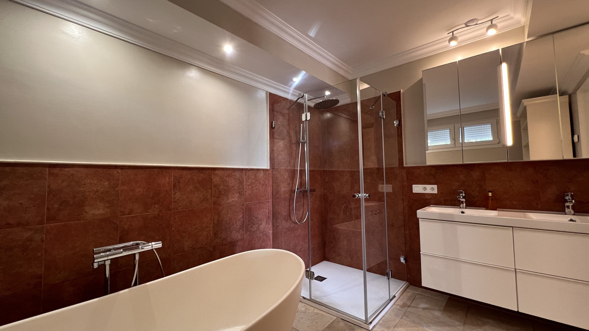 4 Bedroom Villa in Estepona - Photo 26