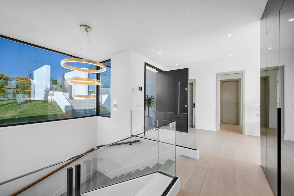 6 Bedroom Villa in Estepona - Photo 7