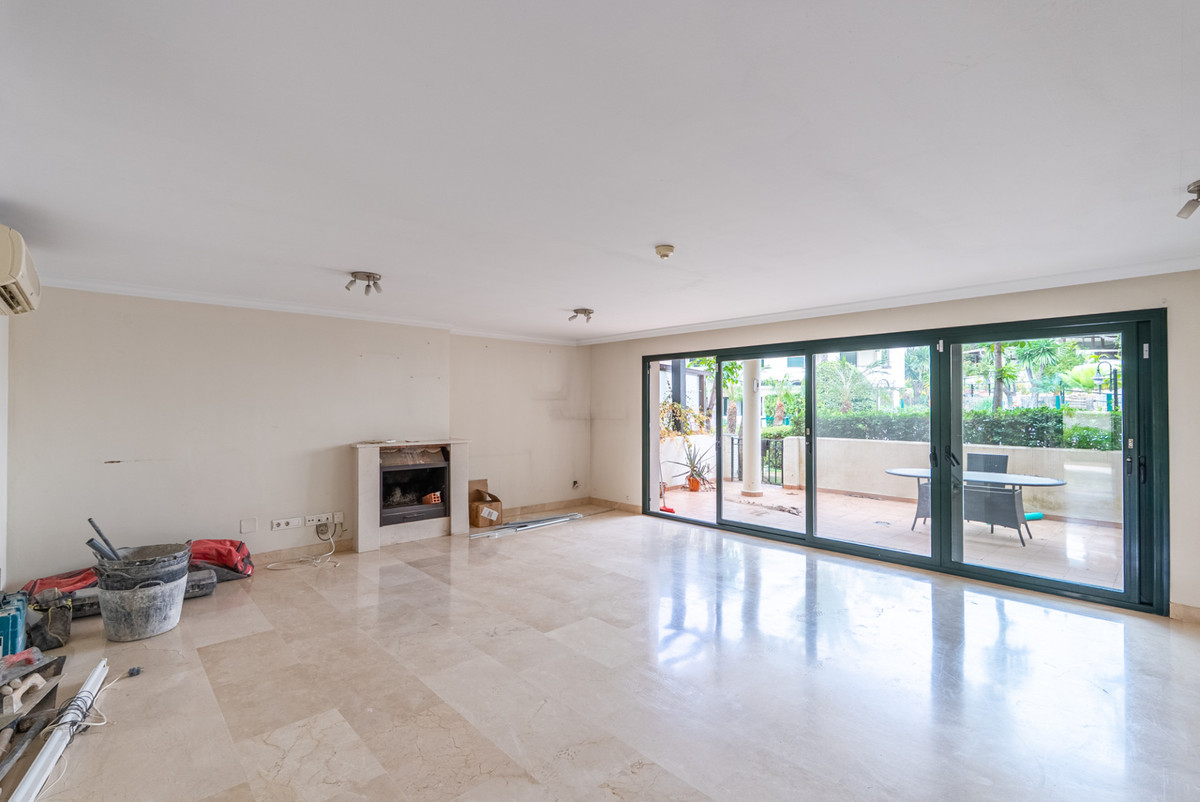 4 Bedroom Townhouse in Estepona - Photo 7