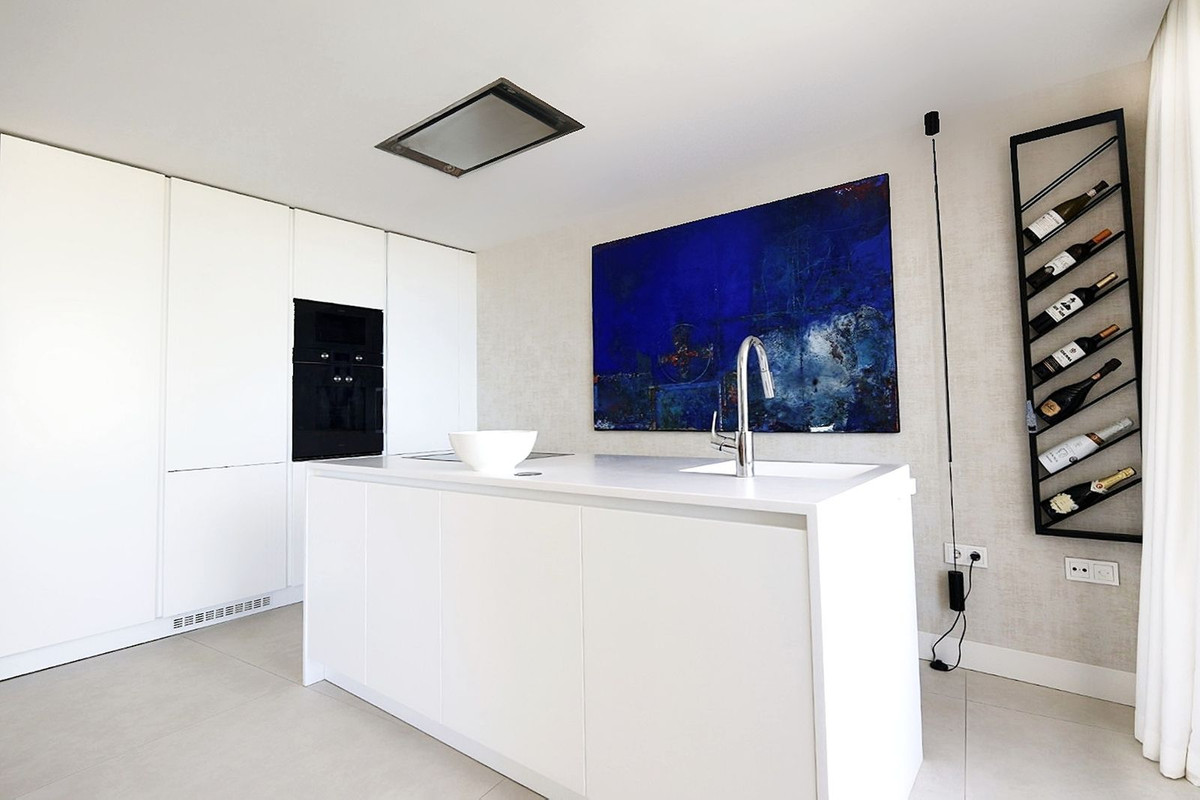4 Bedroom Apartment in Estepona - Photo 12