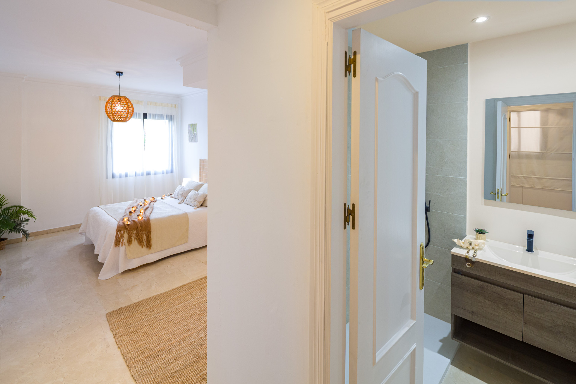 2 Bedroom Apartment in Marbella - Photo 11