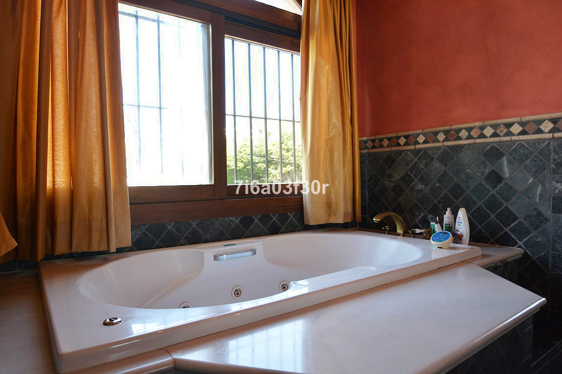5 Bedroom Villa in Marbella - Photo 33