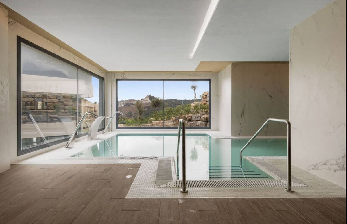2 Bedroom Penthouse in Estepona - Photo 19
