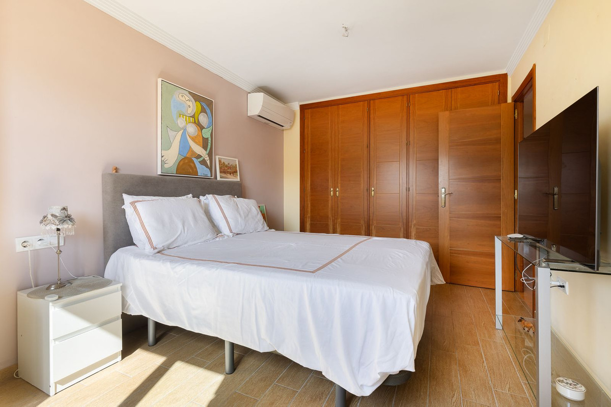 4 Bedroom Townhouse in Torremolinos - Photo 24