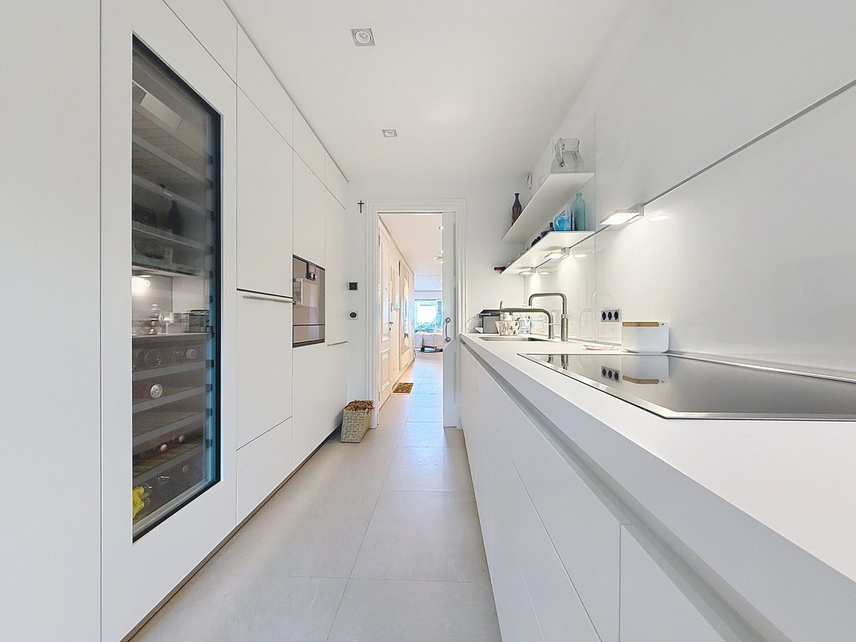 2 Bedroom Apartment in Estepona - Photo 4