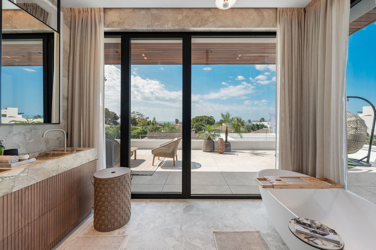 6 Bedroom Villa in Marbella - Photo 35