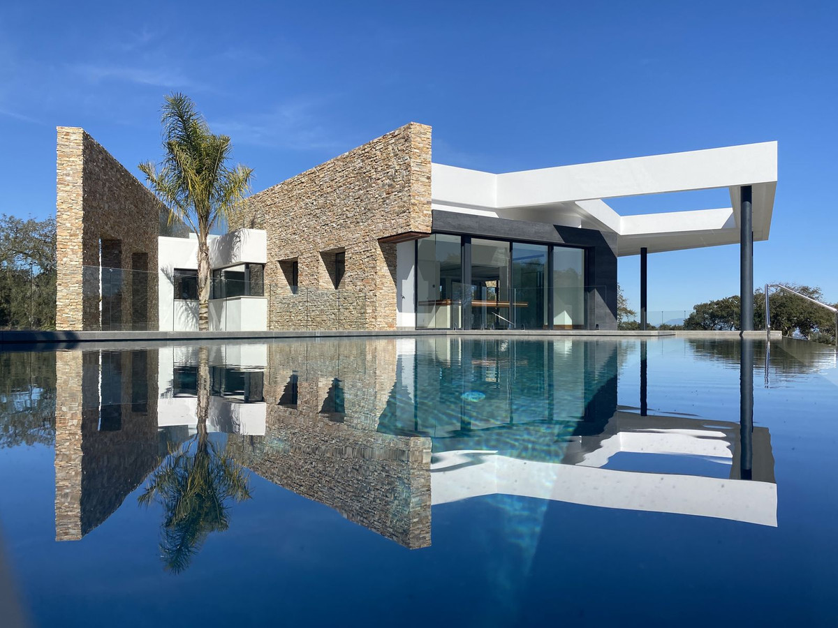 6 Bedroom Villa in San Roque - Photo 2