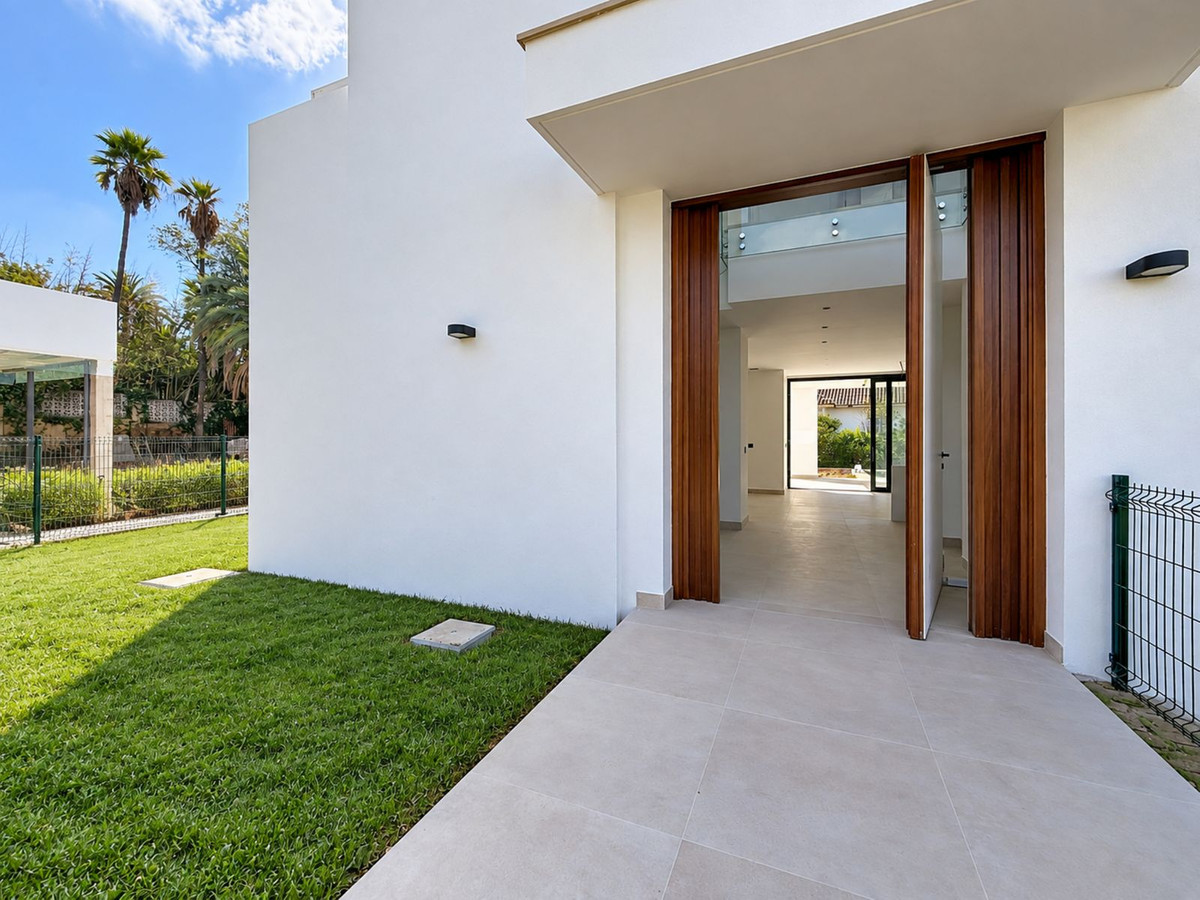 5 Bedroom Villa in Marbella - Photo 4