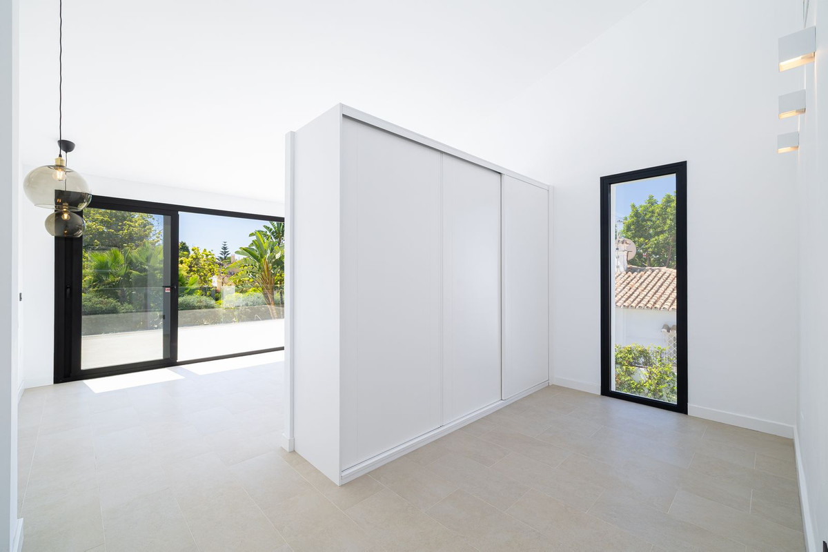 4 Bedroom Villa in San Pedro de Alcántara - Photo 30