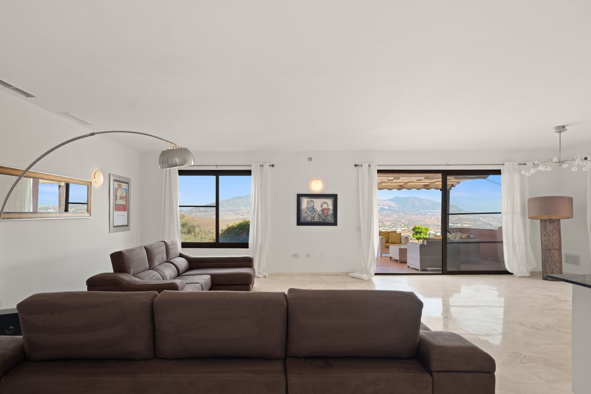 2 Bedroom Apartment in Marbella - Photo 6