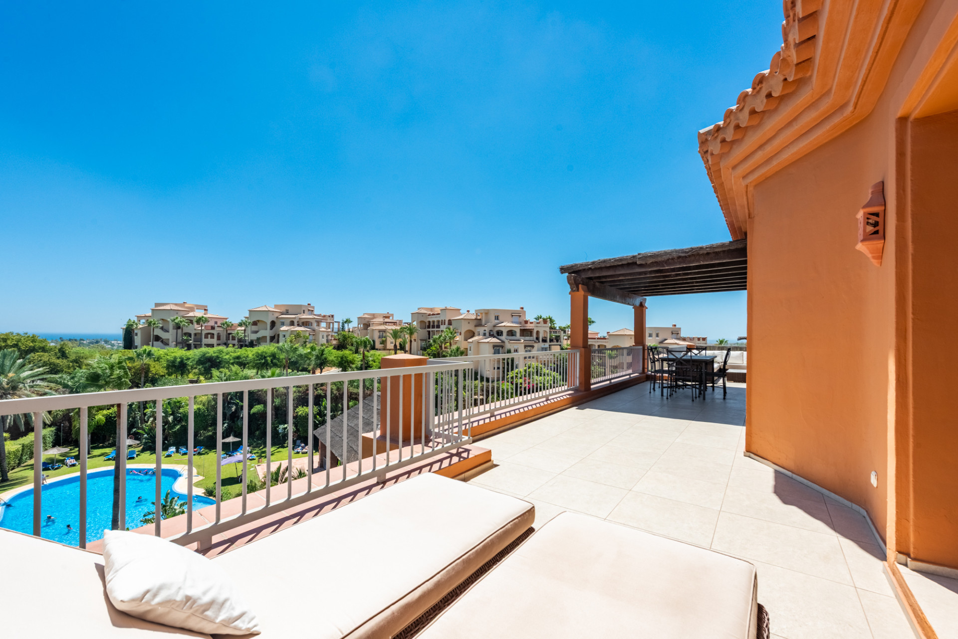 3 Bedroom Penthouse in Estepona - Photo 10
