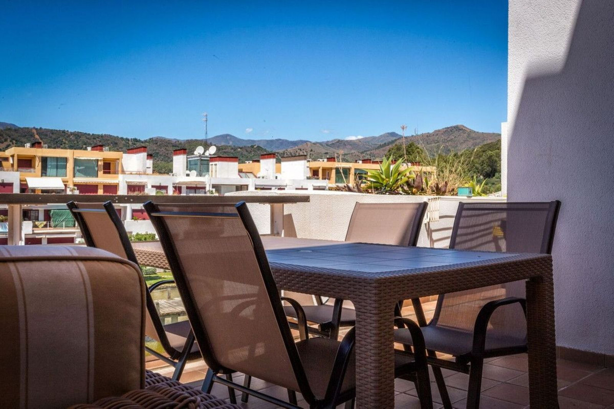 3 Bedroom Penthouse in Estepona - Photo 4