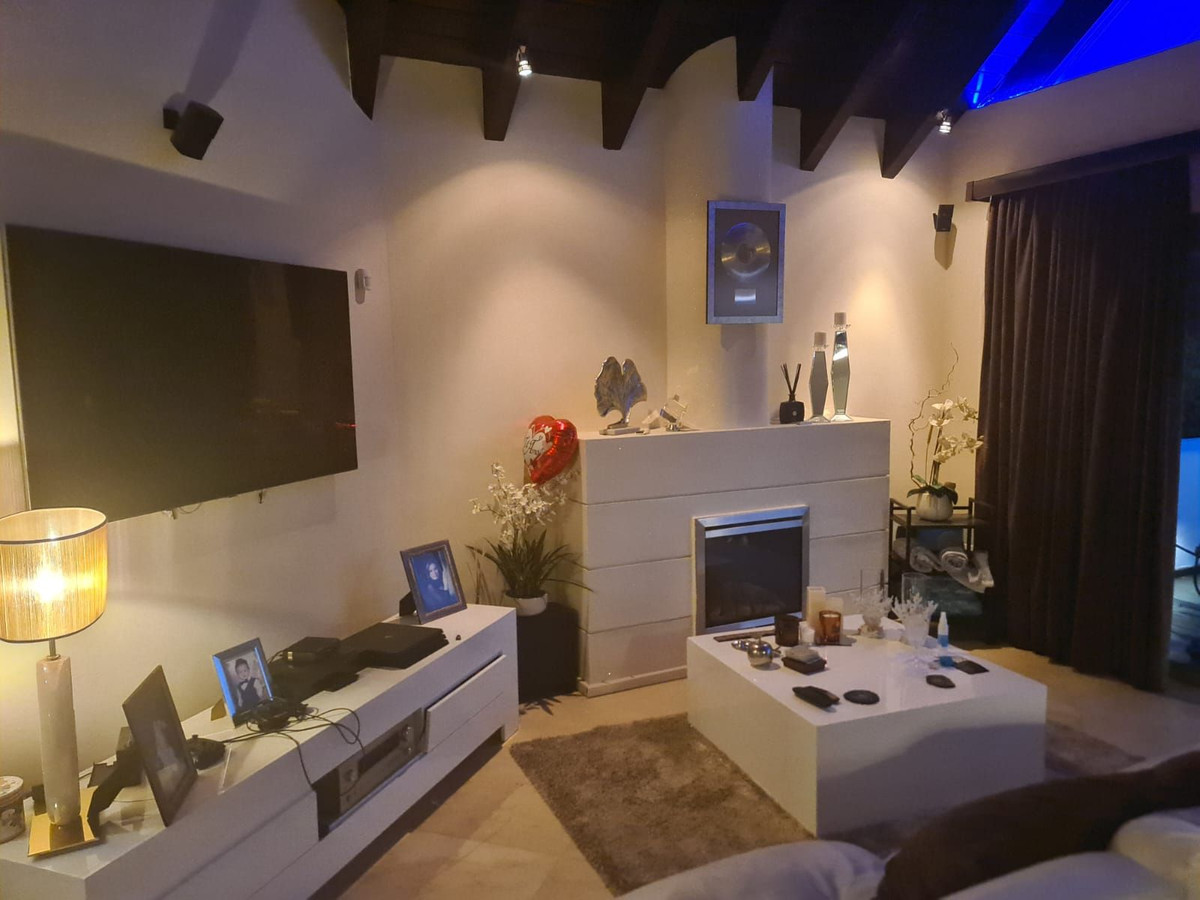 3 Bedroom Penthouse in Benahavís - Photo 3