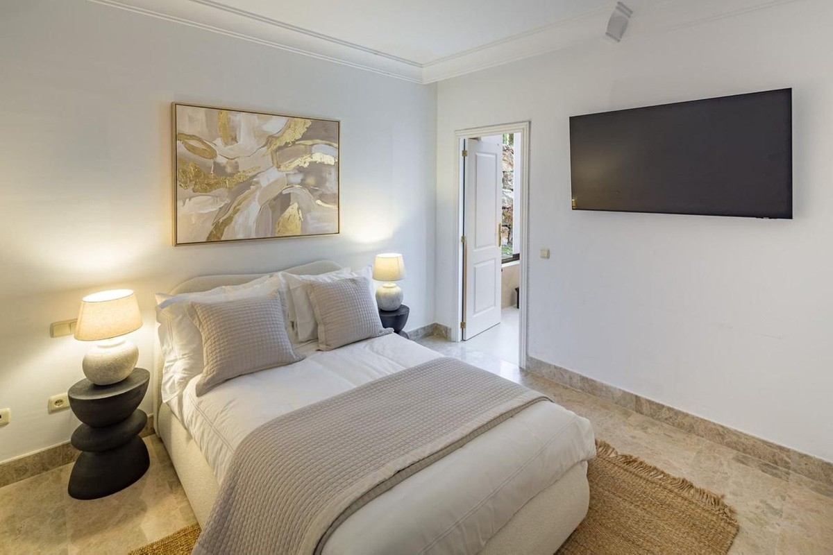 4 Bedroom Apartment in Marbella - Photo 9