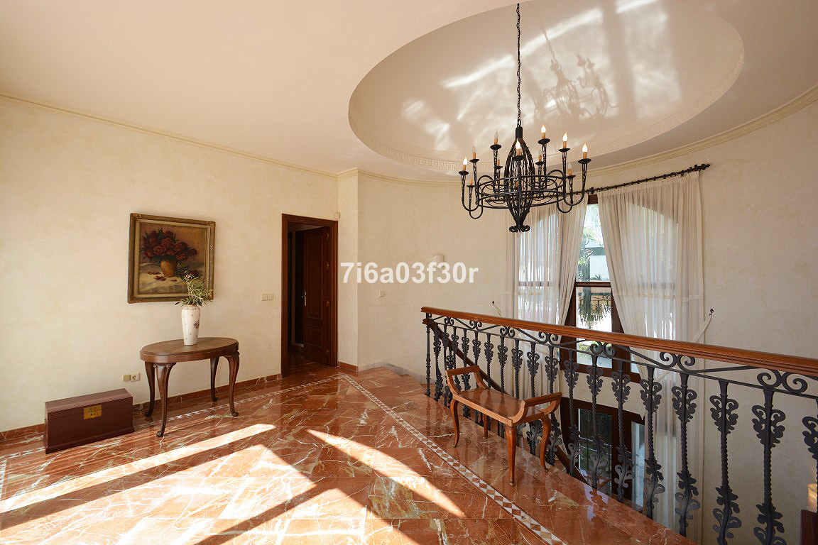 5 Bedroom Villa in Marbella - Photo 29
