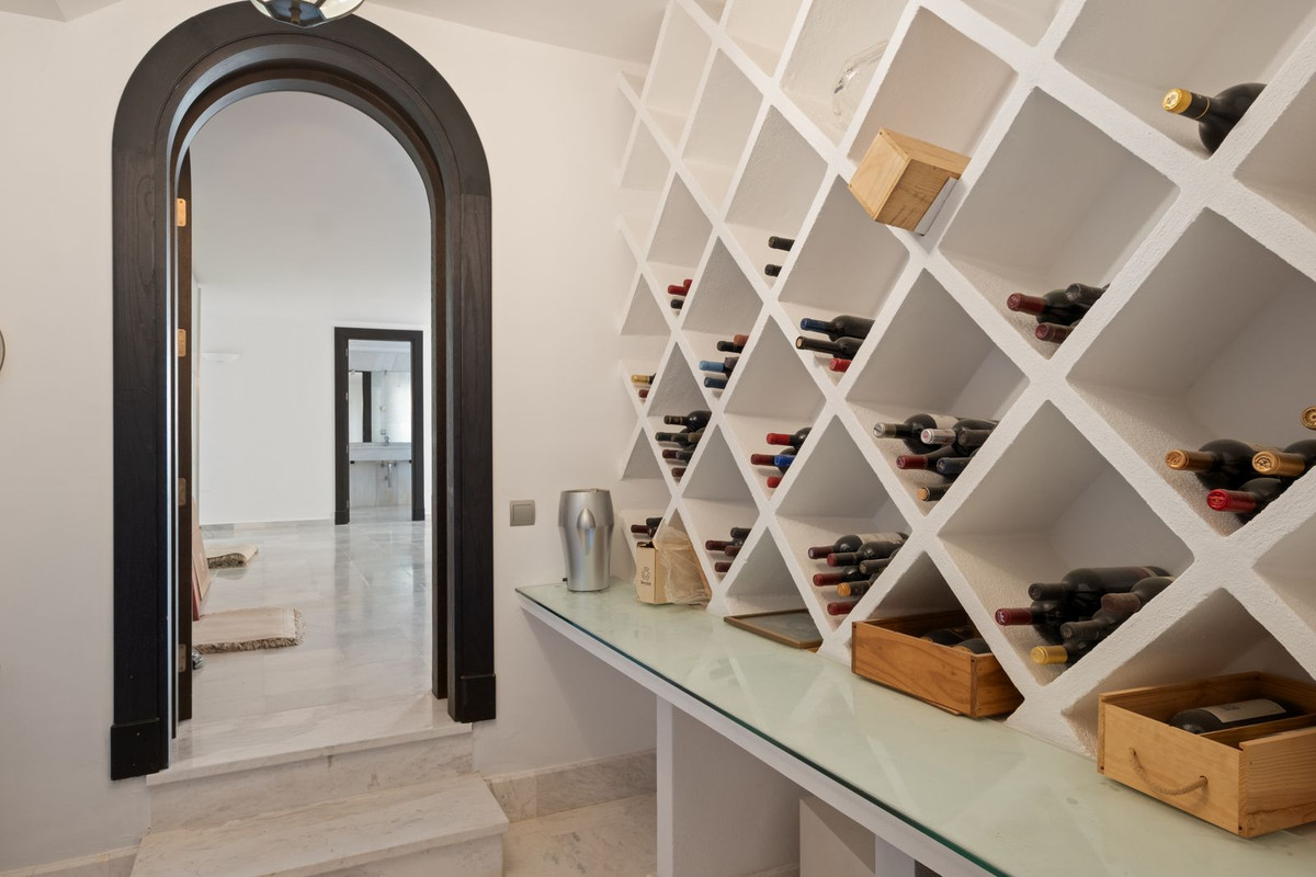 5 Bedroom Villa in Marbella - Photo 30