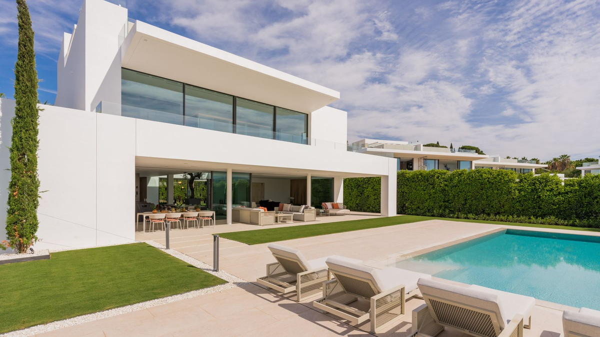 5 Bedroom Villa in Marbella - Photo 4