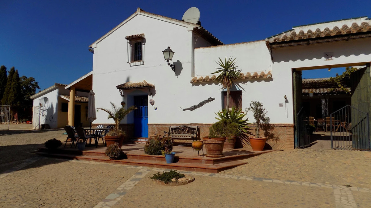 8 Bedroom Country house in Antequera - Photo 8
