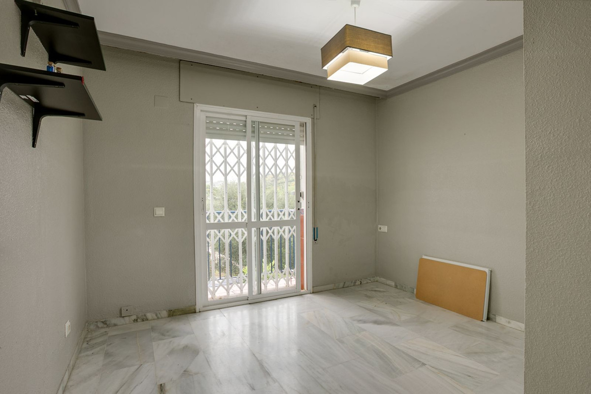 3 Bedroom Townhouse in Estepona - Photo 13