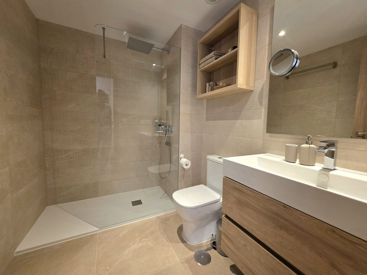 2 Bedroom Apartment in Estepona - Photo 16