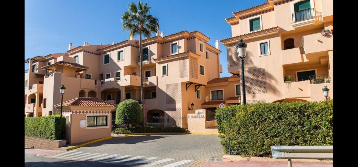 3 Bedroom Penthouse in La Duquesa - Photo 3