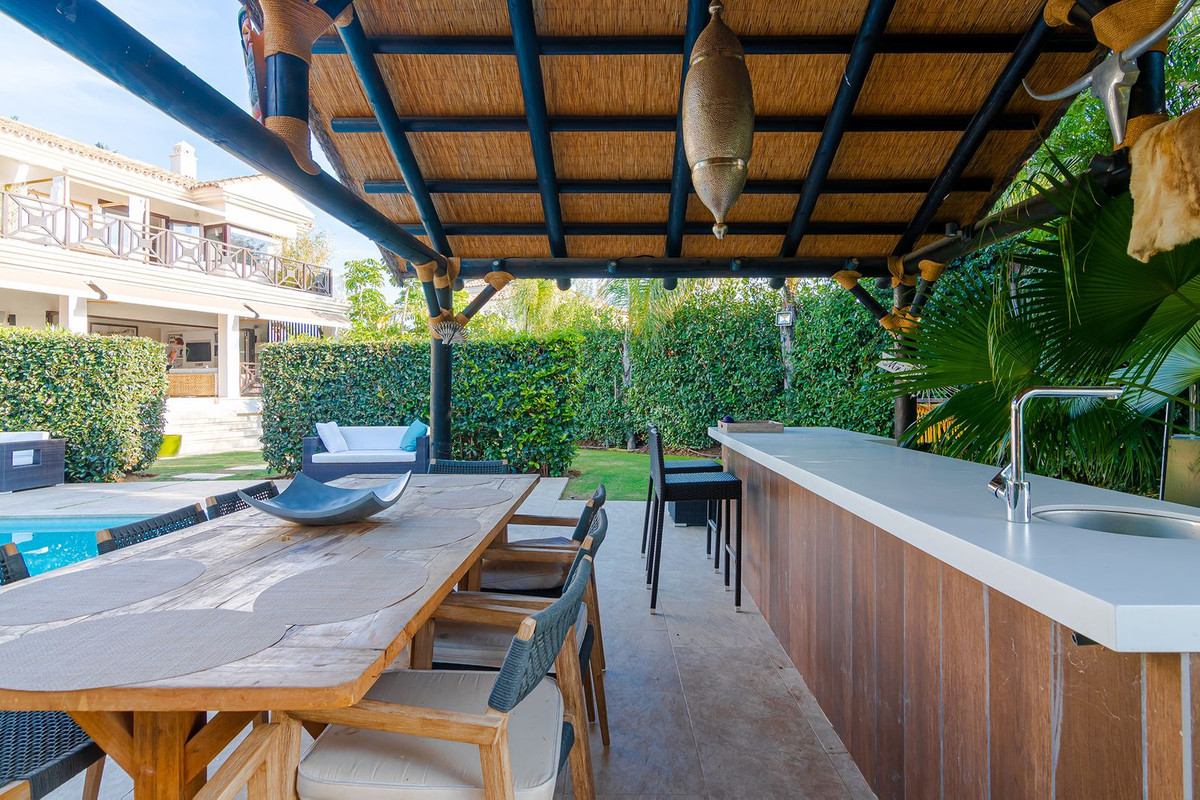 6 Bedroom Villa in Marbella - Photo 9