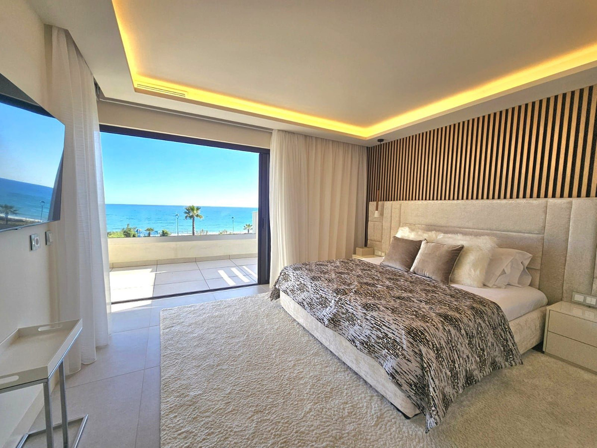 4 Bedroom Townhouse in Estepona - Photo 4