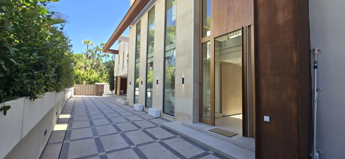 5 Bedroom Villa in Marbella - Photo 11