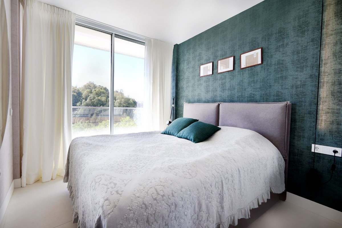 4 Bedroom Apartment in Estepona - Photo 18