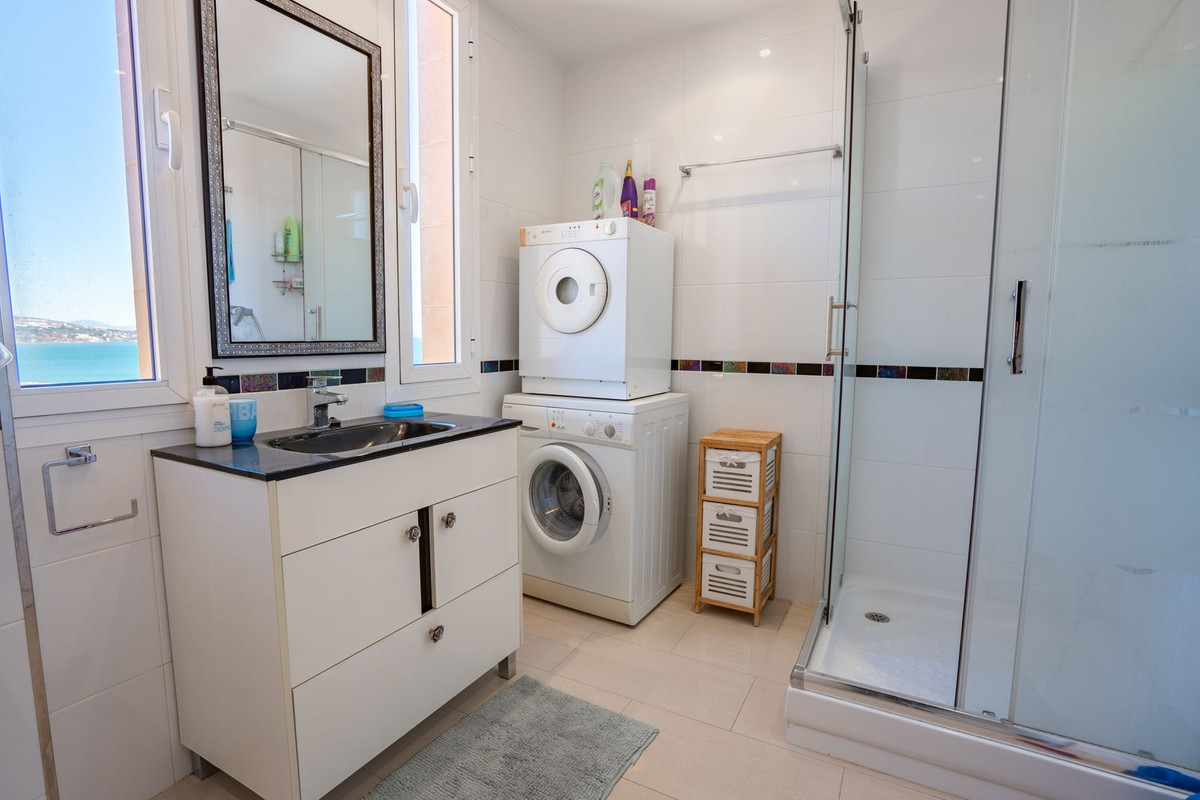 2 Bedroom Apartment in Fuengirola - Photo 8