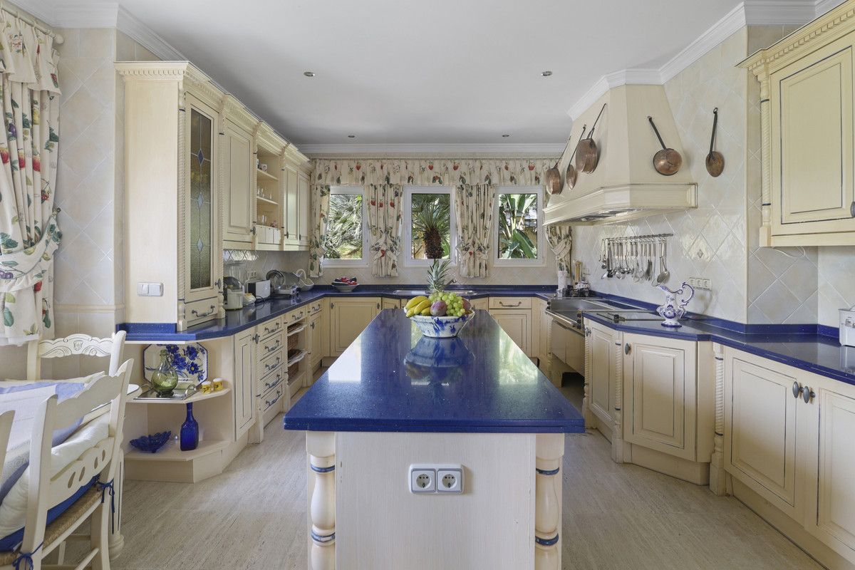 5 Bedroom Villa in Estepona - Photo 17