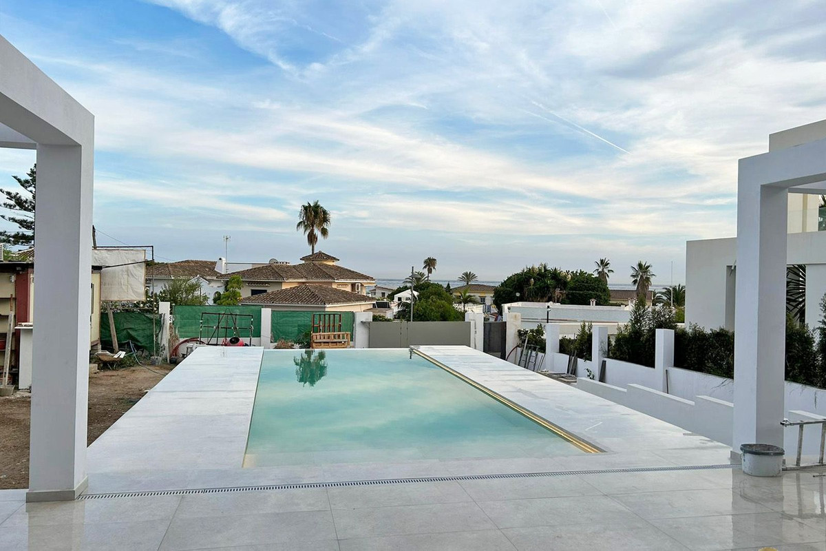 4 Bedroom Villa in Marbella - Photo 3