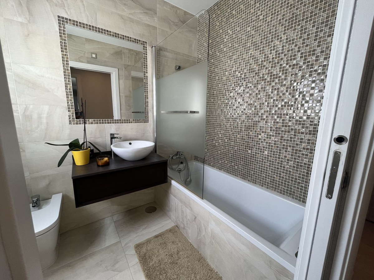 3 Bedroom Penthouse in Estepona - Photo 8