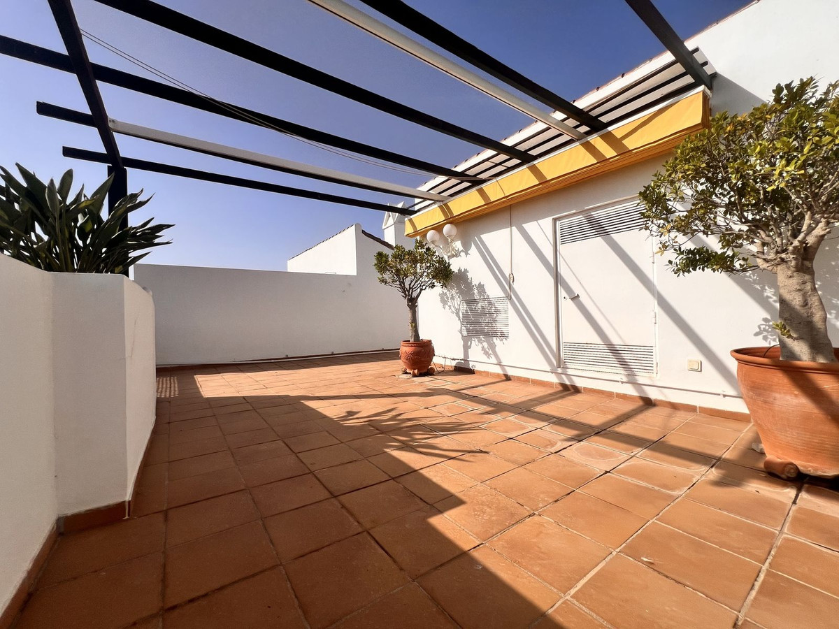 2 Bedroom Penthouse in Estepona - Photo 19