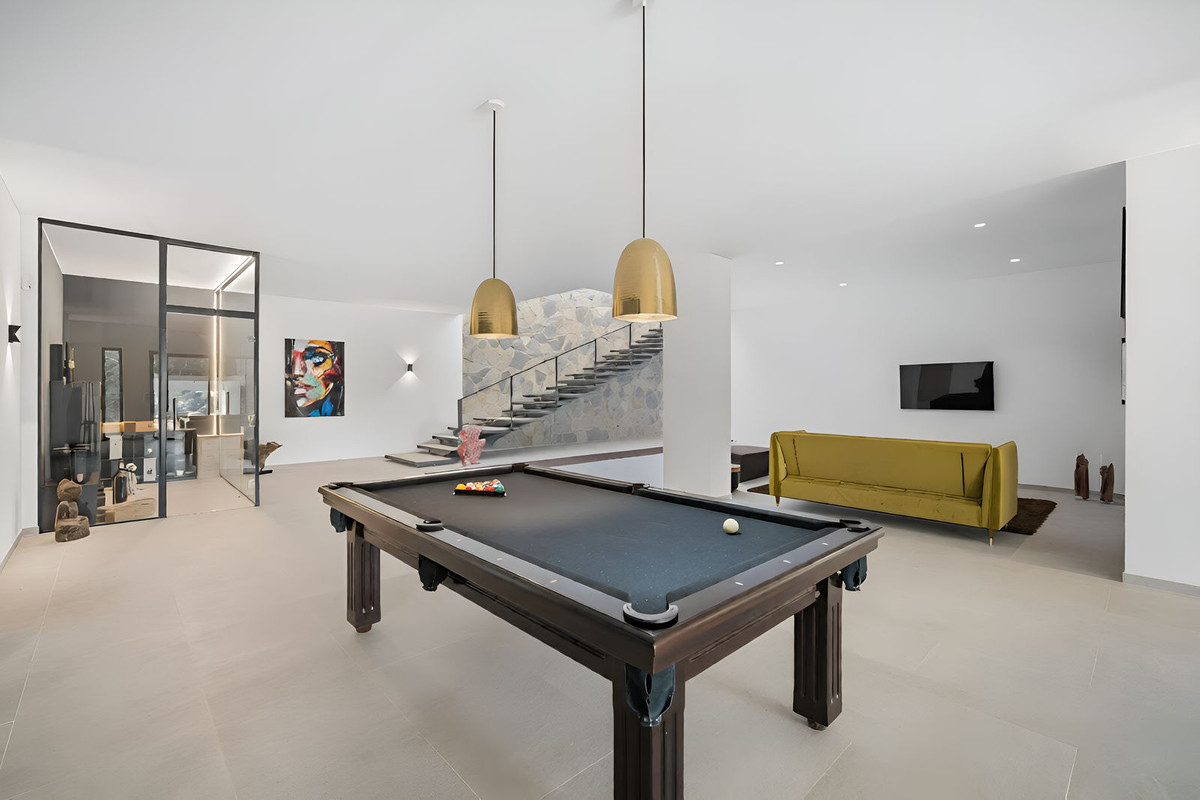 6 Bedroom Villa in Estepona - Photo 28