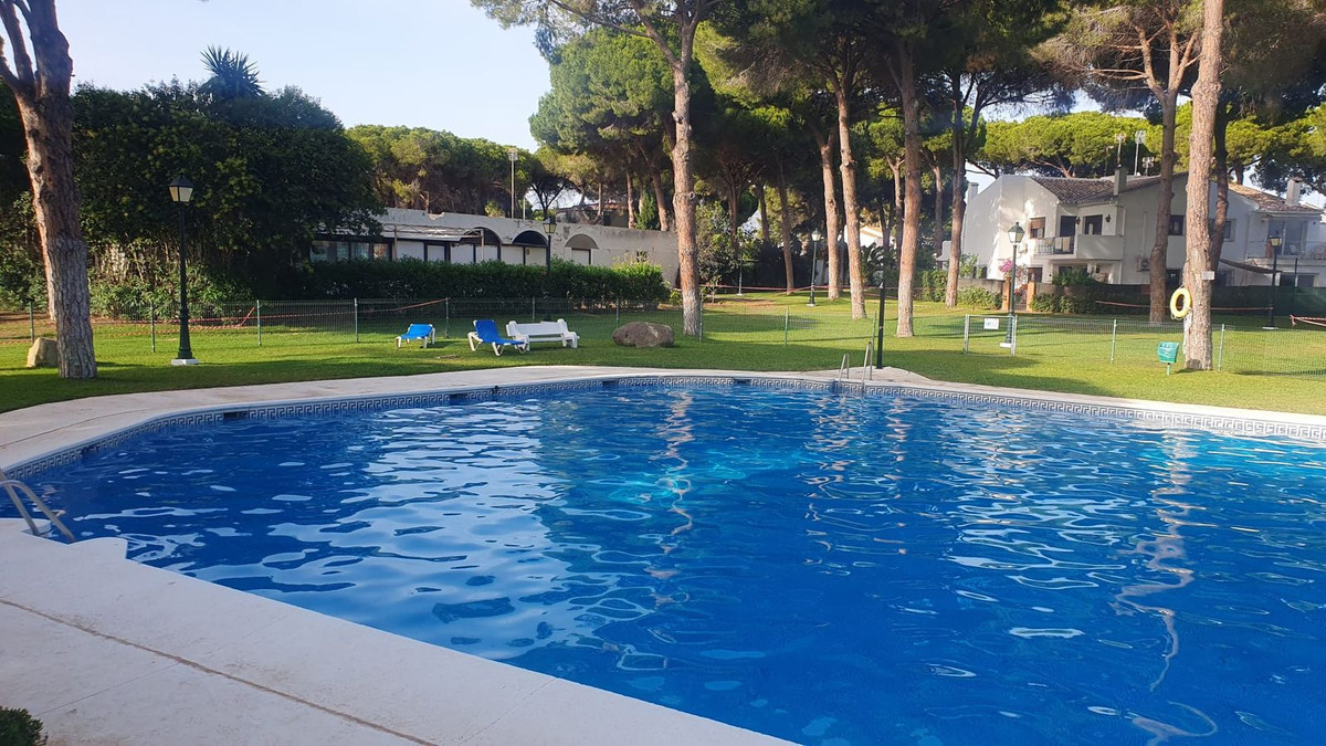 2 Bedroom Apartment in Estepona - Photo 3
