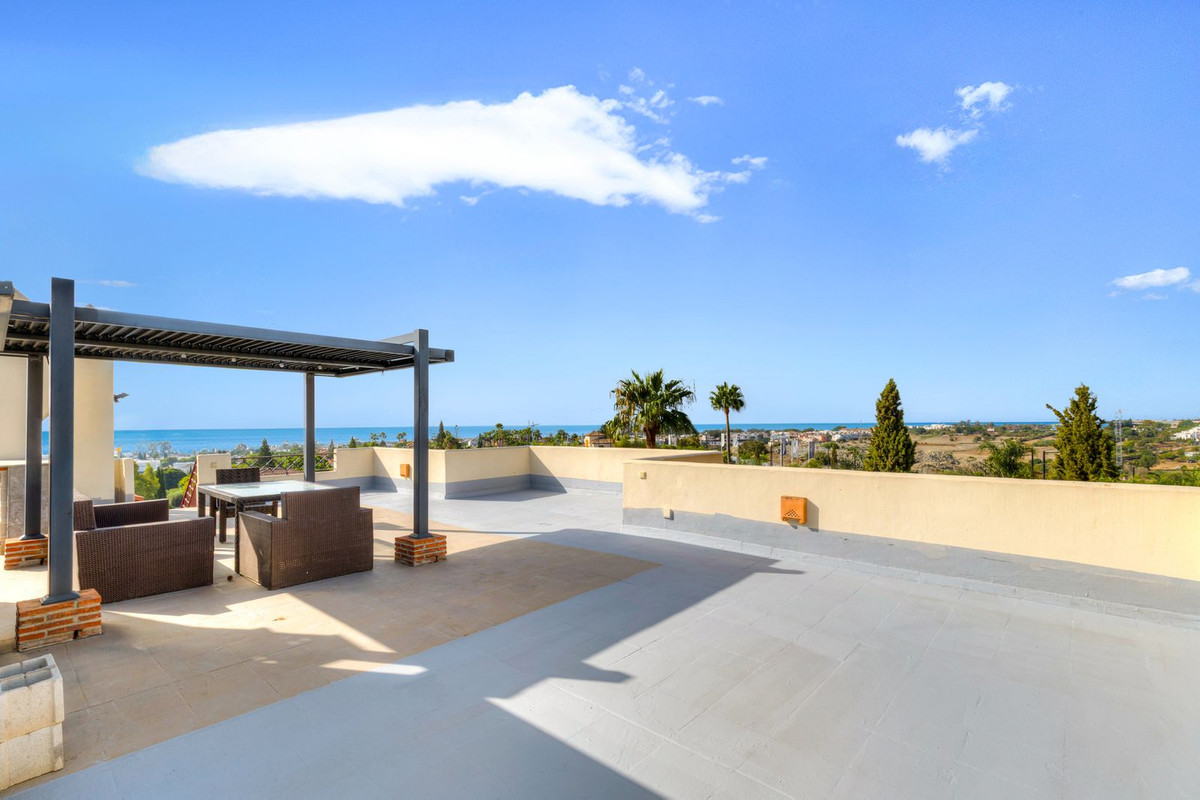 1 Bedroom Apartment in Benahavís - Photo 6